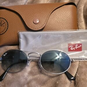 9Ray-Ban Silver Oval Frame Sunglasses with Black Temples